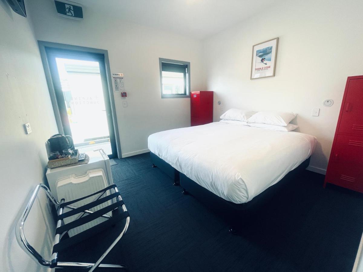 Alpine Junction Townhouse Apartments, Lodge & Hotel Wanaka Esterno foto