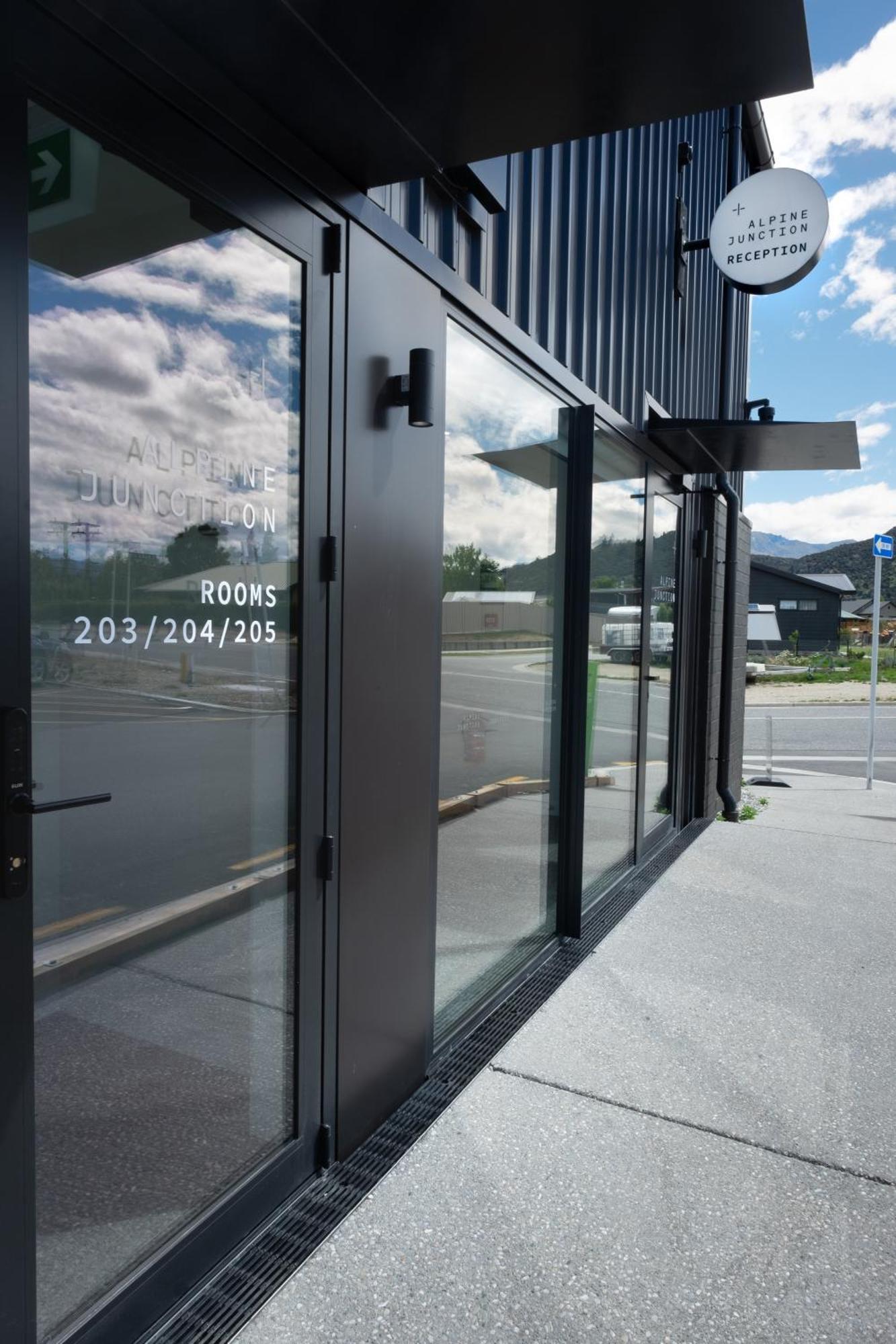 Alpine Junction Townhouse Apartments, Lodge & Hotel Wanaka Esterno foto